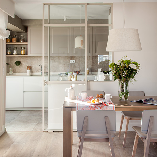 Reforma-Integral-casa-en-Eibar-cocina-acristalada_Natalia-Zubizarreta-Interiorismo