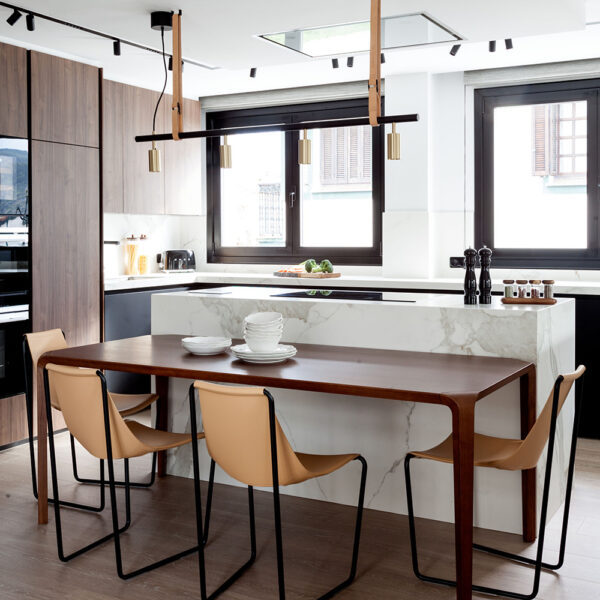2020-03-14_Reforma-vivienda-en-Bermeo_cocina-taburetes_Reforma-decoracion_NATALIA-ZUBIZARRETA-INTERIORISMO