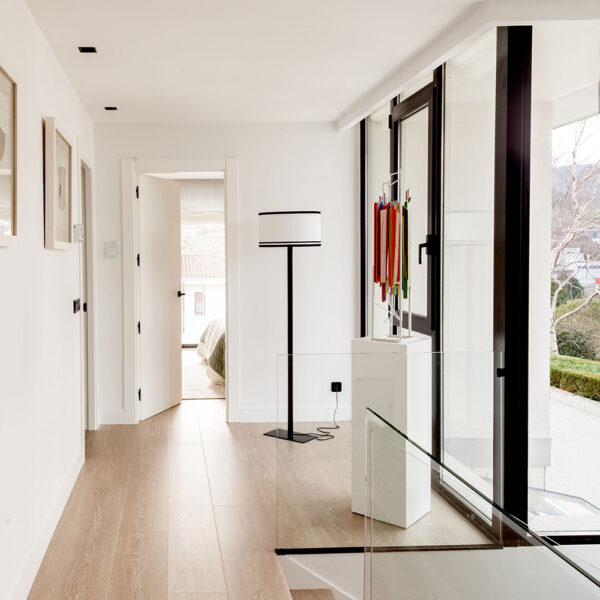 2020-03-14_Reforma-vivienda-en-Bermeo_pasillo-distribuidor_Reforma-decoracion_NATALIA-ZUBIZARRETA-INTERIORISMO