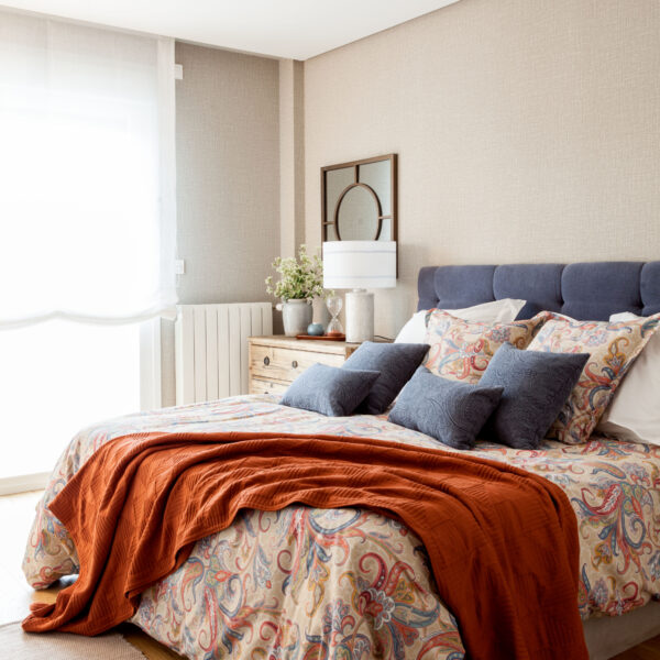 Vivienda-interiorismo-construccion_Reformas-decoracion-dormitorio-principal-cabecero-tapizado_NATALIA-ZUBIZARRETA-INTERIORISMO_Vizcaya