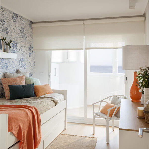 Vivienda-veraneo-Bakio_Reforma-decoracion-dormitorio-papel-pintado_NATALIA-ZUBIZARRETA-INTERIORISMO_Vizcaya