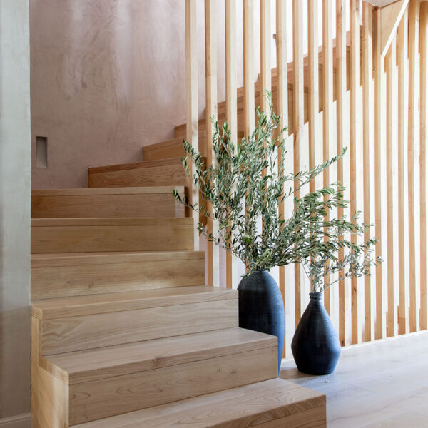 2022-02_Decoracion-Alava_escalera-madera_Natalia-Zubizarreta-Interiorismo